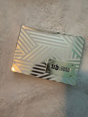 Urban Decay Gwen Stefani Metallic Silver Holographic Eyeshadow Palette